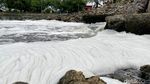 Fenomena Kemunculan Busa di Kawasan Pantai Kenjeran Surabaya