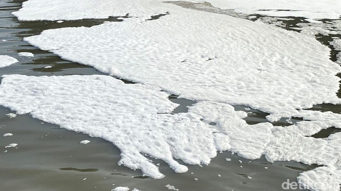Laut di Suramadu Berbusa