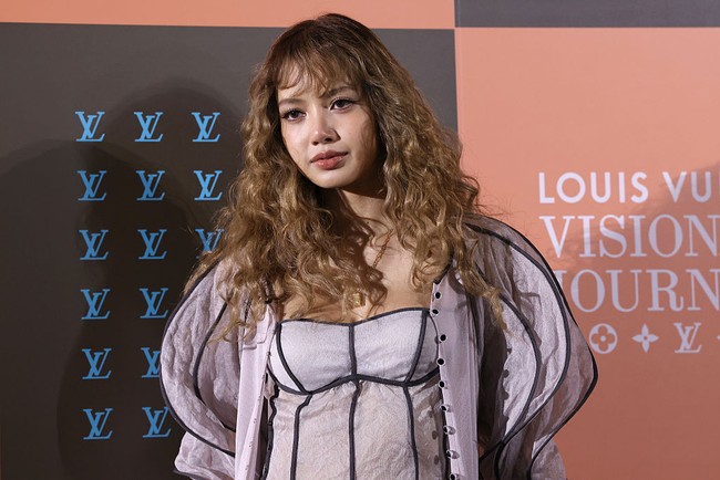 Pelantun lagu ‘Rockstar’ ini tampil beda dari biasanya. Jika sebelumnya lebih sering menata rambutnya lurus atau sedikit bergelombang, kini Lisa memperlihatkan rambut keriting bervolume. Foto: WireImage/Han Myung-Gu