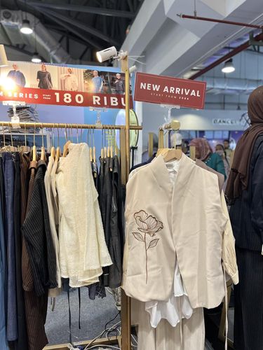 Bazar busana siap pakai, Locapop kembali digelar mulai dari 2-7 Desember 2025 di AEON Mall Tanjung Barat. Ada 61 brand yang menawarkan kolekai busana, hijab hingga tas dengan harga menarik dan bernuansa ala gen z.