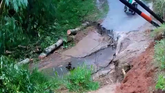 Longsor Putus Jalan Penghubung 2 Desa di Pelosok Bandung Barat