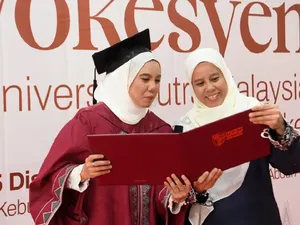 Keren! Mahasiswi Ini Jualan Burger di Kampus Sampai Jadi Sarjana