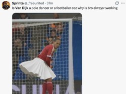 Penggemar menyindir Van Dijk bak seorang penari ketimbang pesepakbola gara-gara gaya bertahannya yang aneh itu. Duh! (Foto: Twitter)