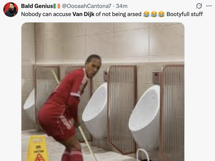 Meme gaya bokong Virgil van Dijk saat bertahan jadi ancaman Liverpool.