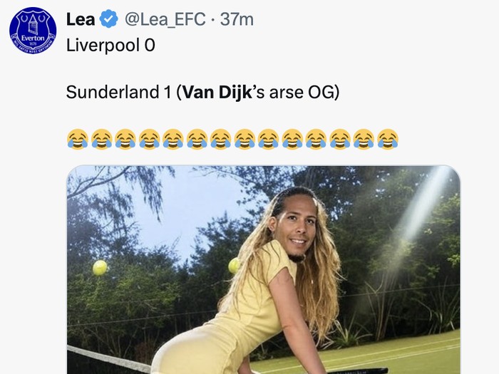 Meme gaya bokong Virgil van Dijk saat bertahan jadi ancaman Liverpool.