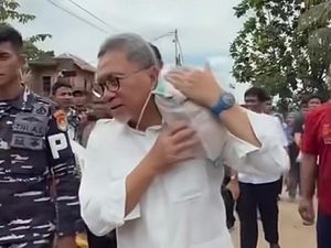 Zulhas Panggul Beras untuk Korban Bencana Disorot, PAN Bantah Pencitraan