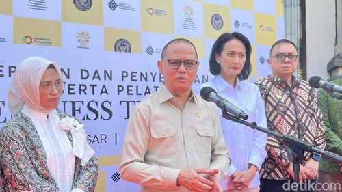 Menteri Perlindungan Pekerja Migran Indonesia (P2MI) Mukhtarudin saat jumpa pers di Balai Diklat Kemenperin, Denpasar, Kamis (4/12/2025). (Rizki Setyo)