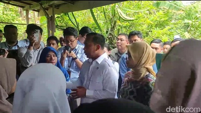 Menteri Wihaji Blusukan ke Rumah Keluarga Berisiko Stunting di Lamongan