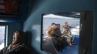 Sejumlah wisatawan tujuan Pulau Banda Neira berada di atas kapal cepat Expres Cantika 88 saat berlayar di perairan Maluku Tengah, Maluku, Kamis (4/12/2025). Perjalanan menuju Banda Neira ditempuh dalam waktu sekitar lima jam, menyuguhkan pemandangan laut biru yang menjadi daya tarik tersendiri selama perjalanan. Antara Foto/Andri Saputra