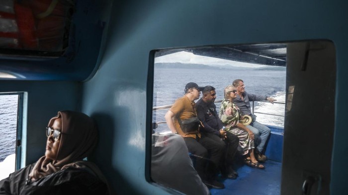 Sejumlah wisatawan tujuan Pulau Banda Neira berada di atas kapal cepat Expres Cantika 88 saat berlayar di perairan Maluku Tengah, Maluku, Kamis (4/12/2025). Layanan penyeberangan menggunakan kapal cepat yang berlayar setiap sepekan sekali tersebut menjadi transportasi utama bagi wisatawan asing dan wisatawan lokal menuju Pulau Banda Neira yang ditempuh selama lima jam. ANTARA Foto/Andri Saputra