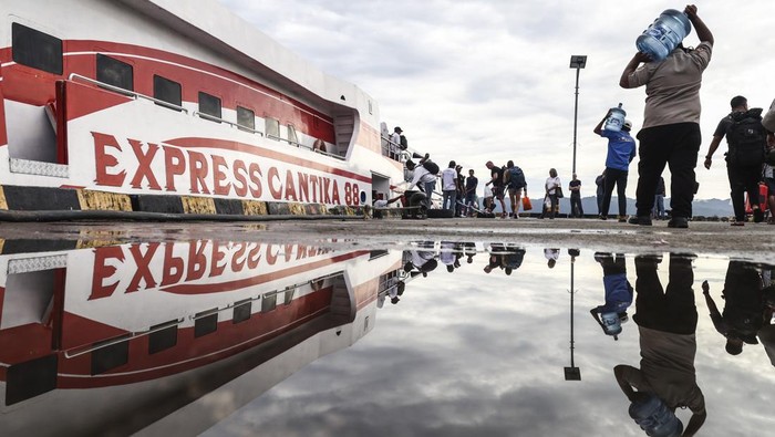Sejumlah wisatawan tujuan Pulau Banda Neira berada di atas kapal cepat Expres Cantika 88 saat berlayar di perairan Maluku Tengah, Maluku, Kamis (4/12/2025). Layanan penyeberangan menggunakan kapal cepat yang berlayar setiap sepekan sekali tersebut menjadi transportasi utama bagi wisatawan asing dan wisatawan lokal menuju Pulau Banda Neira yang ditempuh selama lima jam. ANTARA Foto/Andri Saputra