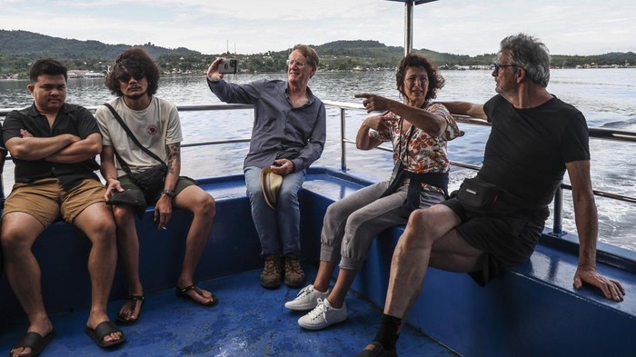 Sejumlah wisatawan tujuan Pulau Banda Neira berada di atas kapal cepat Expres Cantika 88 saat berlayar di perairan Maluku Tengah, Maluku, Kamis (4/12/2025). Layanan penyeberangan menggunakan kapal cepat yang berlayar setiap sepekan sekali tersebut menjadi transportasi utama bagi wisatawan asing dan wisatawan lokal menuju Pulau Banda Neira yang ditempuh selama lima jam. ANTARA Foto/Andri Saputra