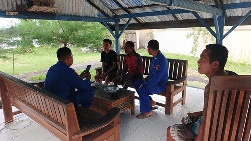Muhammad Taiyeb (63), nelayan asal Desa Sumberkima, Kecamatan Gerokgak, Buleleng, saat ditemukan selamat di Pantai Teluk Terima, Desa Sumberklampok, Kamis (4/12/2025) sekitar pukul 17.00 Wita. (Dok. Polsek Gerokgak)