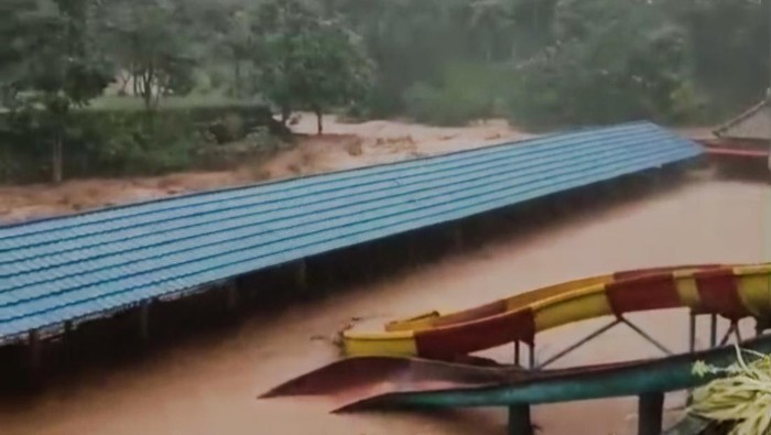 Sungai Meluap Rendam Objek Wisata di Cililin Bandung Barat