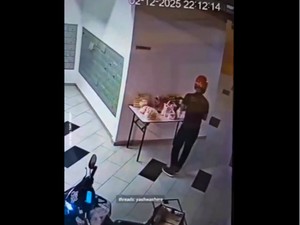 Nyicip Minuman Pelanggan, Pengantar Makanan Ini Bikin Netizen Geram