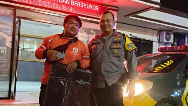 Ojol minta bantuan polisi antar paket makanan (dok istimewa)