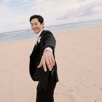 “Let‘s go together towards happiness,” tulis On Joo Wan sebagai caption. Tak lama setelah itu, sang istri membalas dengan emoji hati di kolom komentar. Foto: dok. Instagram @onjuwan1211