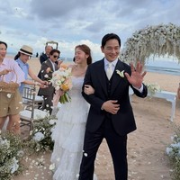 On Joo Wan dan Bang Minah memilih Bali sebagai lokasi pernikahan. Acara tersebut digelar secara intimate di kawasan private beach hotel Grand Hyatt pada 29 November. Foto: dok. Instagram @limji0509