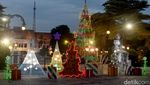 Ornamen Natal Hiasi Kota Surabaya