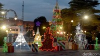 Kepala Dinas Lingkungan Hidup (DLH) Surabaya, Dedik Irianto menjelaskan, Pemerintah Kota (Pemkot) Surabaya telah mulai memasang hiasan Natal di depan Balai Kota.