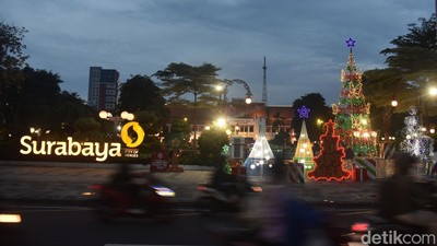 Ornamen Natal Hiasi Kota Surabaya