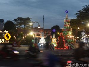 Ornamen Natal Hiasi Kota Surabaya