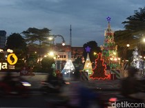 Ornamen Natal Hiasi Kota Surabaya