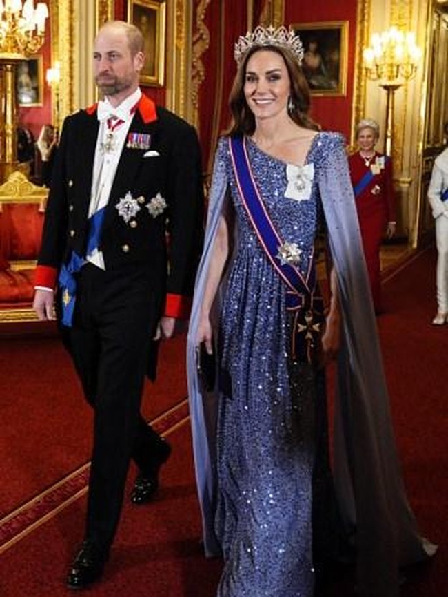 Tahun ditutup dengan penampilan memukau di jamuan makan malam kenegaraan di Kastil Windsor, pada 3 Desember. Menghormati Presiden Jerman Frank-Walter Steinmeier dan istrinya, Kate tampil dalam gaun biru berpayet rancangan Jenny Packham. Untuk pertama kalinya, ia mengenakan tiara Oriental Circlet, tiara terbesar yang pernah ia pakai, dengan berlian dan rubi bermotif bunga lotus. Penampilan modis dan bersahaja sepanjang tahun tak heran membuat Kate dinobatkan sebagai influencer abadai. Foto: CARLOS JASSO / POOL / AFP