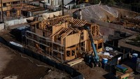 Otoritas lokal telah mengeluarkan izin pemulihan sejak Maret, memungkinkan warga mulai membangun ulang properti mereka. REUTERS/Daniel Cole