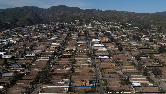 A drone view shows houses under construction in the Pacific Palisades neighborhood, months after wildfires in January devastated the area in Los Angeles, California, December 3, 2025. REUTERS/Daniel Cole