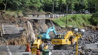Jalur Lembah Anai Lumpuh, Alat Berat Dikerahkan Pulihkan Akses