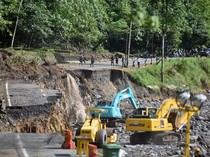 Jalur Lembah Anai Lumpuh, Alat Berat Dikerahkan Pulihkan Akses