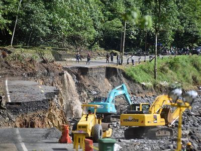 Jalur Lembah Anai Lumpuh, Alat Berat Dikerahkan Pulihkan Akses