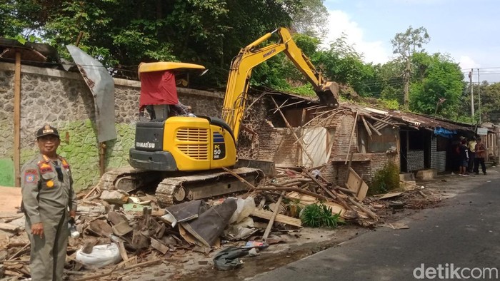 Satpol PP Klaten Robohkan Belasan Warung Esek-esek di Gondang