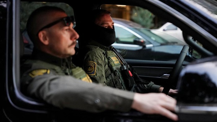 Border Patrol commander Greg Bovino and Border Patrol agents patrol after U.S. President Donald Trump launched an immigration crackdown in New Orleans, U.S., December 3, 2025. REUTERS/Seth Herald TPX IMAGES OF THE DAY