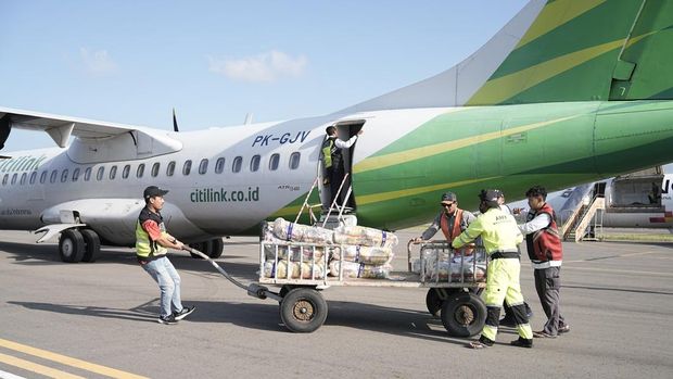 Pengiriman Bantuan Logistik Bencana Garuda Indonesia Group mempercepat penyaluran bantuankemanusiaan bagi masyarakat terdampak banjir di Aceh, Sumatera Utara, dan SumateraBarat. Melalui koordinasi intensif bersama BUMN, Danantara, dan seluruh lini operasionalGaruda Indonesia Group, lebih dari 20 ton bantuan logistik berhasil diterbangkan menujuBanda Aceh, Medan, dan Padang,