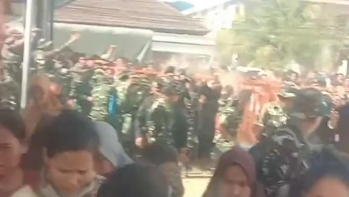 Ratusan Warga Korban Bencana di Tapteng Geruduk Gudang Bulog