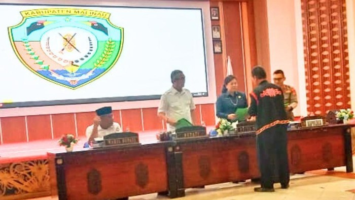 Penyerahan Dokumen pernyataan sikap warga tiga desa terkait sengketa antarwarga, yang disaksikan Bupati, Malinau, Ketua DPRD Malinau, dan Kapolres. (Istimewa)