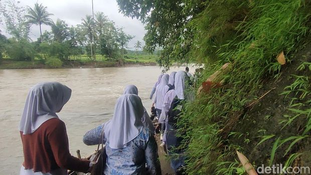 Perjuangan siswa di Cianjur pergi ke sekolah. Perjuangan siswa di Cianjur pergi ke sekolah.