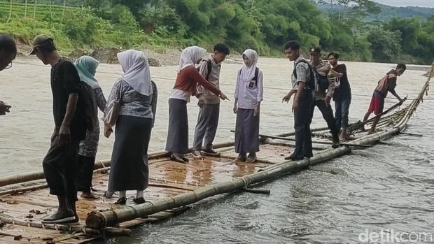 Perjuangan siswa di Cianjur pergi ke sekolah.