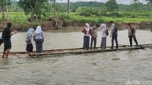 Perjuangan siswa di Cianjur pergi ke sekolah. Perjuangan siswa di Cianjur pergi ke sekolah.