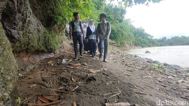Perjuangan siswa di Cianjur pergi ke sekolah. Perjuangan siswa di Cianjur pergi ke sekolah.