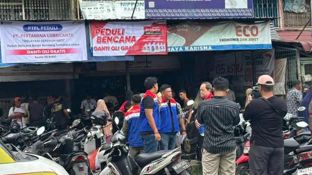 Pertamina bagi-bagi sembako dan program ganti oli motor gratis buat korban baniir di Sumatera