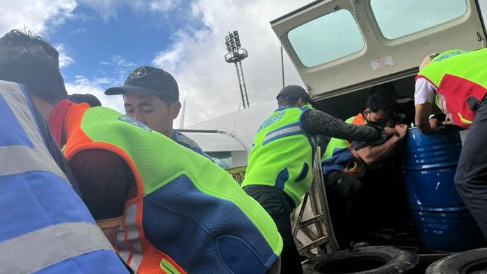 Penyaluran BBM & LPG ke Lokasi Bencana Dikebut, Pakai Pesawat hingga Rakit