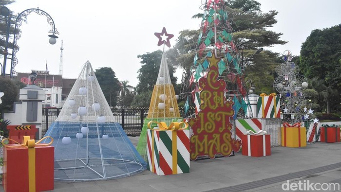 Pohon Natal hingga Kado Raksasa Hiasi Sejumlah Titik Kota Surabaya
