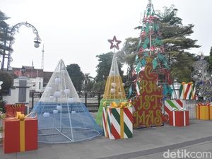 Pohon Natal hingga Kado Raksasa Hiasi Sejumlah Titik Kota Surabaya