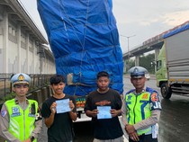 Pikap Overload di Tol Japek Ditilang Polisi, Muatannya Membahayakan