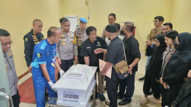 Polisi menyerahkan jenazah Alvaro Kiano Nugroho (6) kepada pihak keluarga di Rumah Sakit Polri Kramat Jati, Jakarta Timur