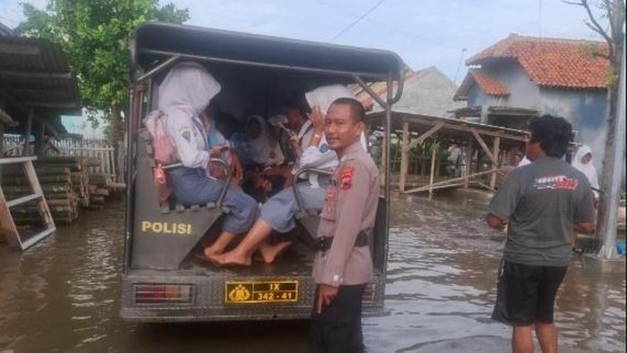 Aksi Polsek Losari Antar Siswa Pakai Mobil Patroli Saat Banjir Rob di Brebes