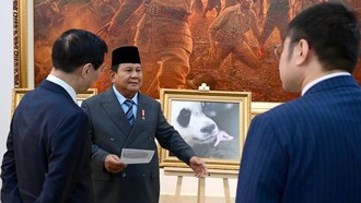 Saat Prabowo Pamerkan Foto Bayi Panda 'Satrio' ke Ketua MPR China
